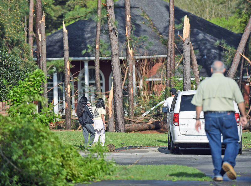 Possible tornado leaves mark on Dothan neighborhood
